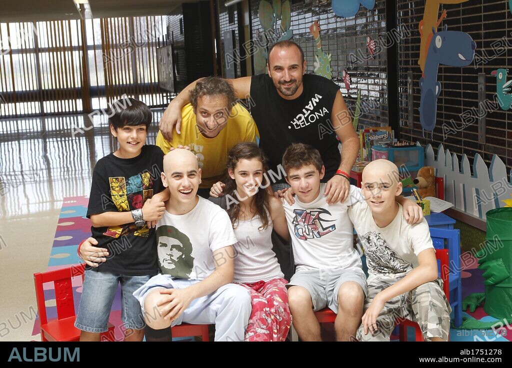 ALBERT ESPINOSA, ALEX MONNER, IGOR SZPAKOWSKI, JOANA VILAPUIG, MARC BALAGUER, NIL CARDONER y PAU FREIXAS en POLSERES VERMELLES, 2011, dirigida por ALBERT ESPINOSA y PAU FREIXAS. Copyright FILMAX.