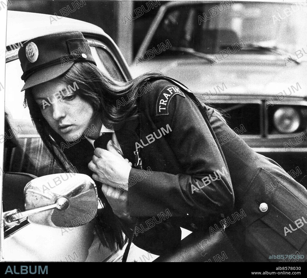 Göteborg 1974-05-21. GT-s journalist Marie Feuk pryar som p-vakt *** Local Caption *** GT Per Wissing. KAMERAREPORTAGE.
