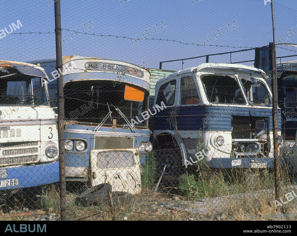 CEMENTERIO DE COCHES VEHICULOS PARA EL DESGUACE - FOTO AÑOS 70.