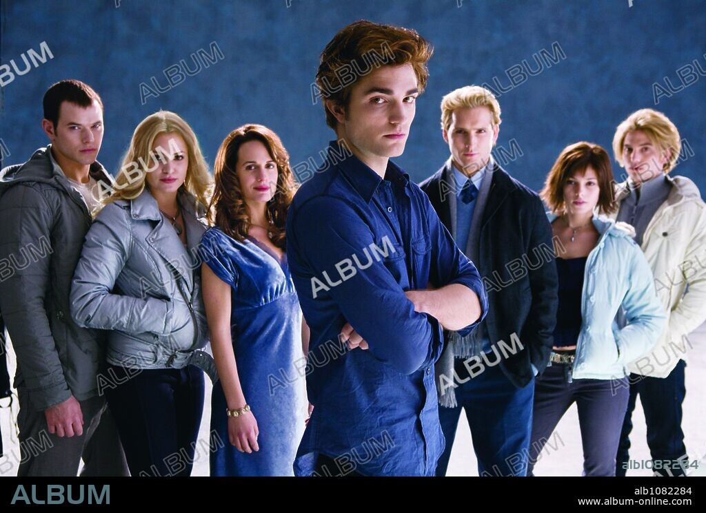 ASHLEY GREENE, ELIZABETH REASER, JACKSON RATHBONE, KELLAN LUTZ, NIKKI REED, PETER FACINELLI and ROBERT PATTINSON in TWILIGHT, 2008, directed by CATHERINE HARDWICKE. Copyright IMPRINT ENTERTAINMENT/MAVERICK FILMS/SUMMIT ENTERTAINMENT.