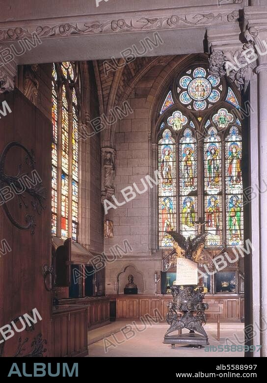Paris, Notre Dame (1163 begonnen), Schatzkammer (trésor) in der ehem. Sakristei (gestaltet von Viollet-le-Duc im Rahmen der großen Restaurierung der Kathedrale ab 1845). - Innenansicht mit Grand lutrin (Lesepult, 19. Jh., von P.Poussielgue-Rusan nach Eugène Viollet-le-Duc (1814-1879), Bronze, Höhe: 2,70 m).- Foto, 1990.