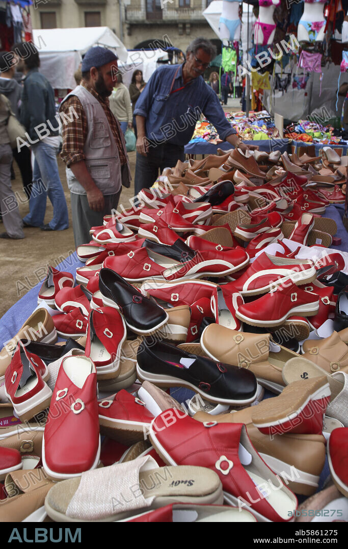 Vic; Plaza Mayor / Plaça Major; mercado del sábado (tenderete venta zapatos).