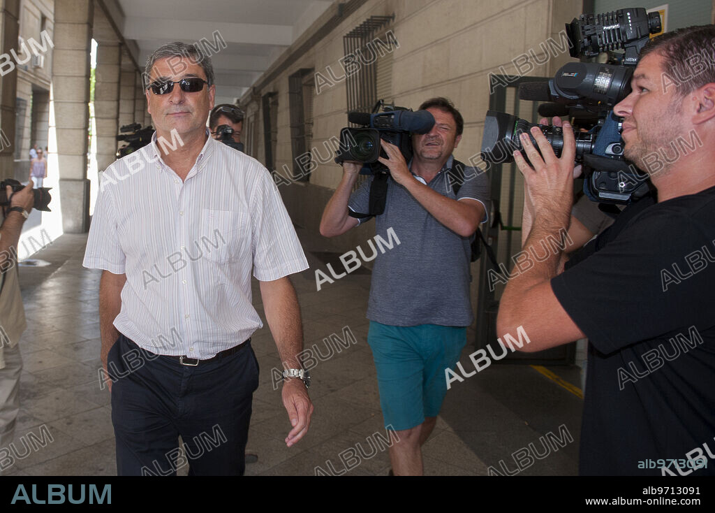 Sevilla. 17/07/2014. Miguel Angel Serrano Aguilar, exdirector general de IFA/IDEA, sale del juzgado tras ser citado como imputado en el caso de los ERE fraudulentos por la juez Mercedes Alaya. Foto: Juan Jose Ubeda. Archsev.