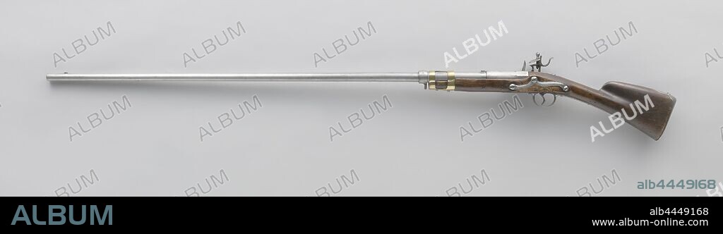 Breech-Loading Flintlock Gun, Flint Gun, rear loader. The long, partially octagonal barrel can be unscrewed from the chamber, rotating in a brass bracket and sliding forward with a cam in a brass carriage in the drawer. The room can then be loaded. The pan lid is kept closed by the steel spring, the pan is loaded at the front through a special hole provided for this along the barrel., anonymous, Netherlands, 1790, iron (metal), brass (alloy), wood (plant material), l 166 cm × c 16.9 mm.