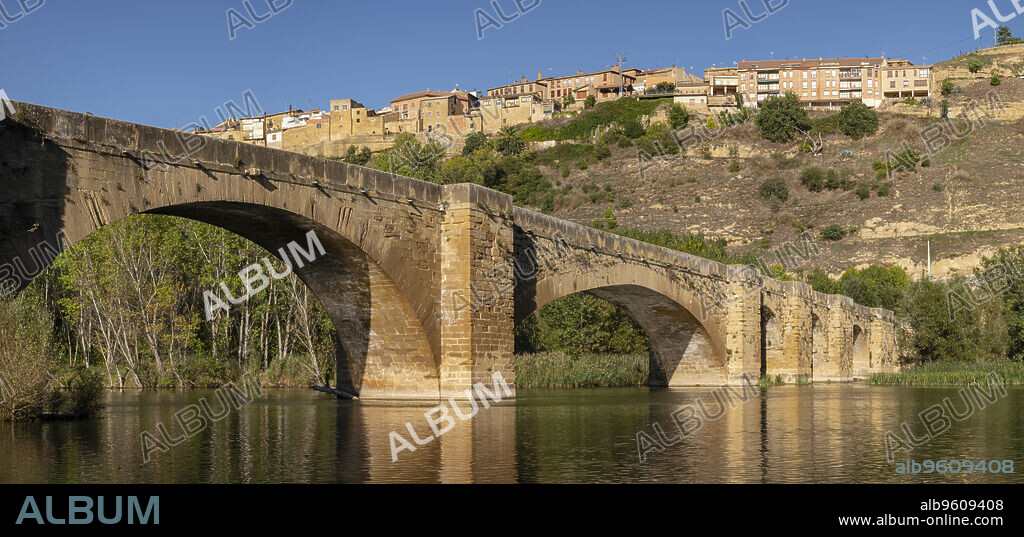 Puente Medieval sobre el río Ebro, San Vicente de la Sonsierra, La Rioja, Spain.