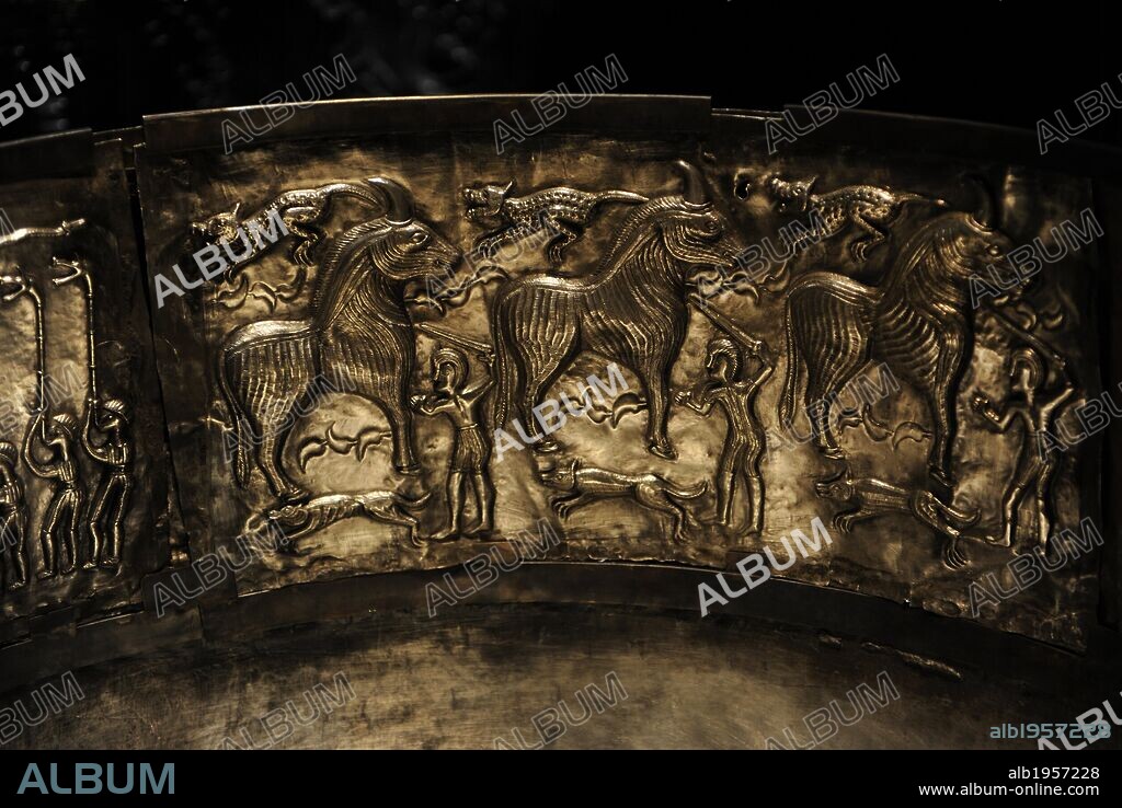 ARTE PREHISTORIA. EDAD DE LOS METALES. NORTE EUROPA. EL CALDERO DE GUNDESTRUP. Fechado durante la Edad del Hierro. En Dinamarca comprende el entre el año 500 aC hasta el 400 dC. Edad de Hierro celta (500-1 aC). El caldero de plata fue depositado durante un ritual en el Pantano de Rævemosen, cerca de Gundestrup en Himmerland. Ricamente decorado. Detalle. Museo Nacional. Copenhague. Dinamarca. Norte Europa.