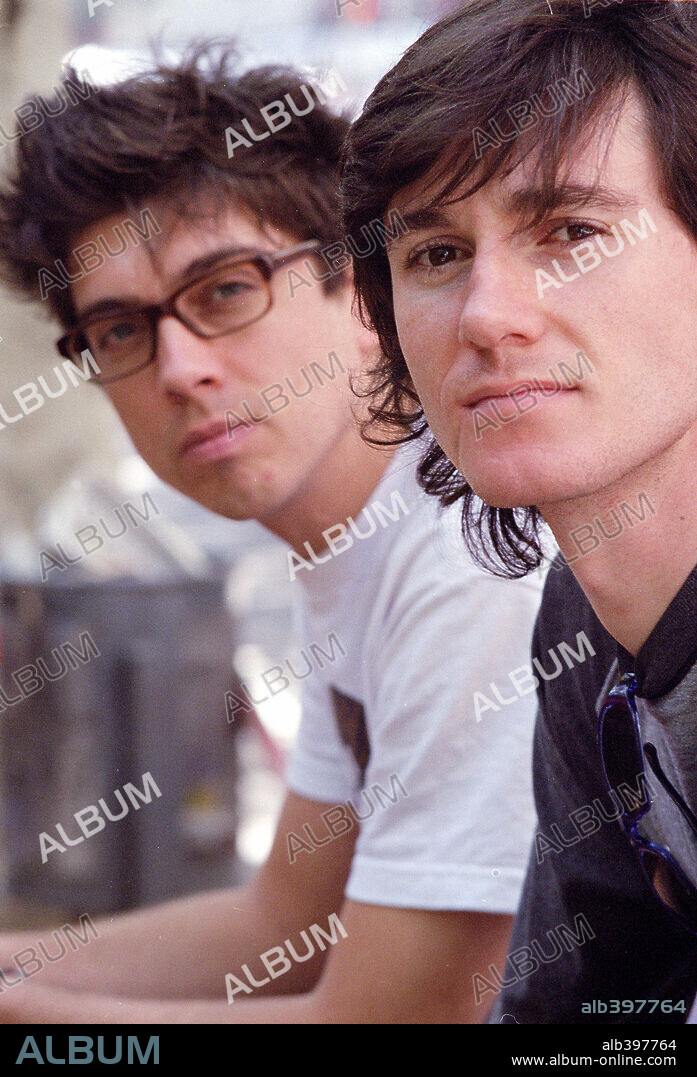 JULIO D. WALLOVITS y ROGER GUAL en SMOKING ROOM, 2002, dirigida por JULIO D. WALLOVITS y ROGER GUAL. Copyright Joan Vidal / EL SINDICATO/OVIDEO TV S.A./PLANETA 2010/SMOKING ROOM SL / VIDAL, JOAN.