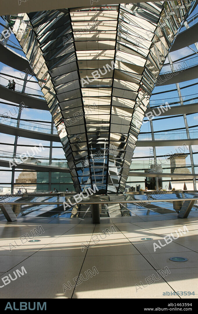 ARTE S. XX. ALEMANIA. REICHSTAG. Sede del Parlamento alemán. Interior de la CUPULA diseñada por el arquitecto inglés Norman Foster. Berlín.
