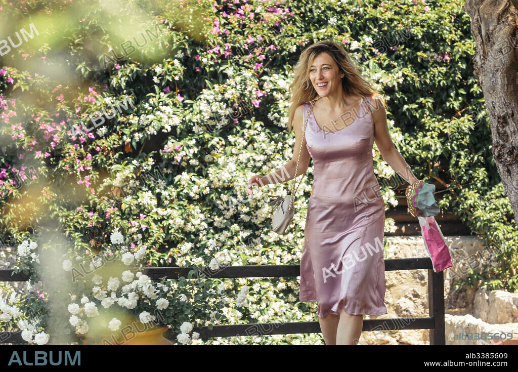 VALERIA BRUNI TEDESCHI in LIKE CRAZY, 2016 (LA PAZZA GIOIA), directed by PAOLO VIRZI. Copyright LOTUS PRODUCTIONS/MANNY FILMS/RAI CINEMA/MIBAC/ELATOS/INDEFI.