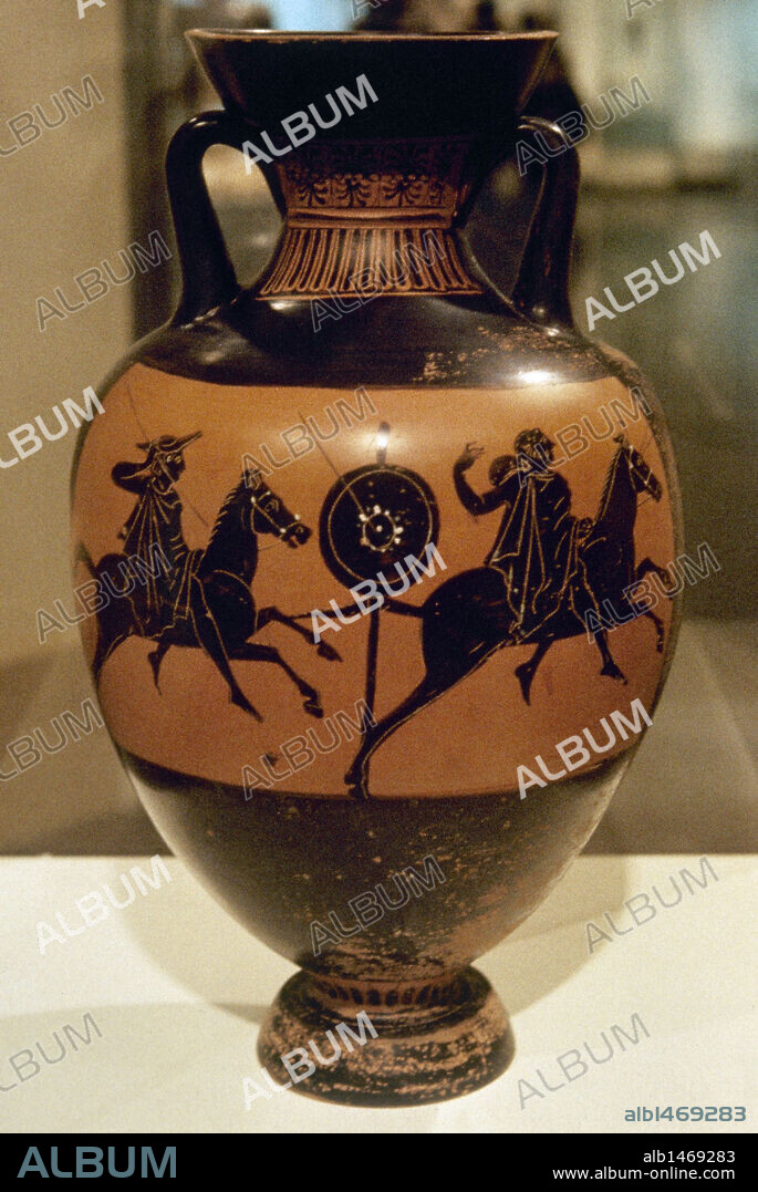 ARTE GRIEGO. GRECIA. ANFORA PANATENAICA decorada con figuras negras donde se representa a DOS JINETES ARROJANDO LANZAS A UNA DIANA. Fechado hacia el 400 a. C. aproximadamente. Museo Arqueológico Nacional. Atenas.