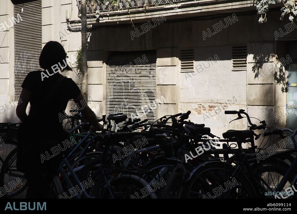 Barcelona; Plaza Pons i Clerc / Carrer Comerc; ciclista / aparcament bicis (El Born / La Ribera).