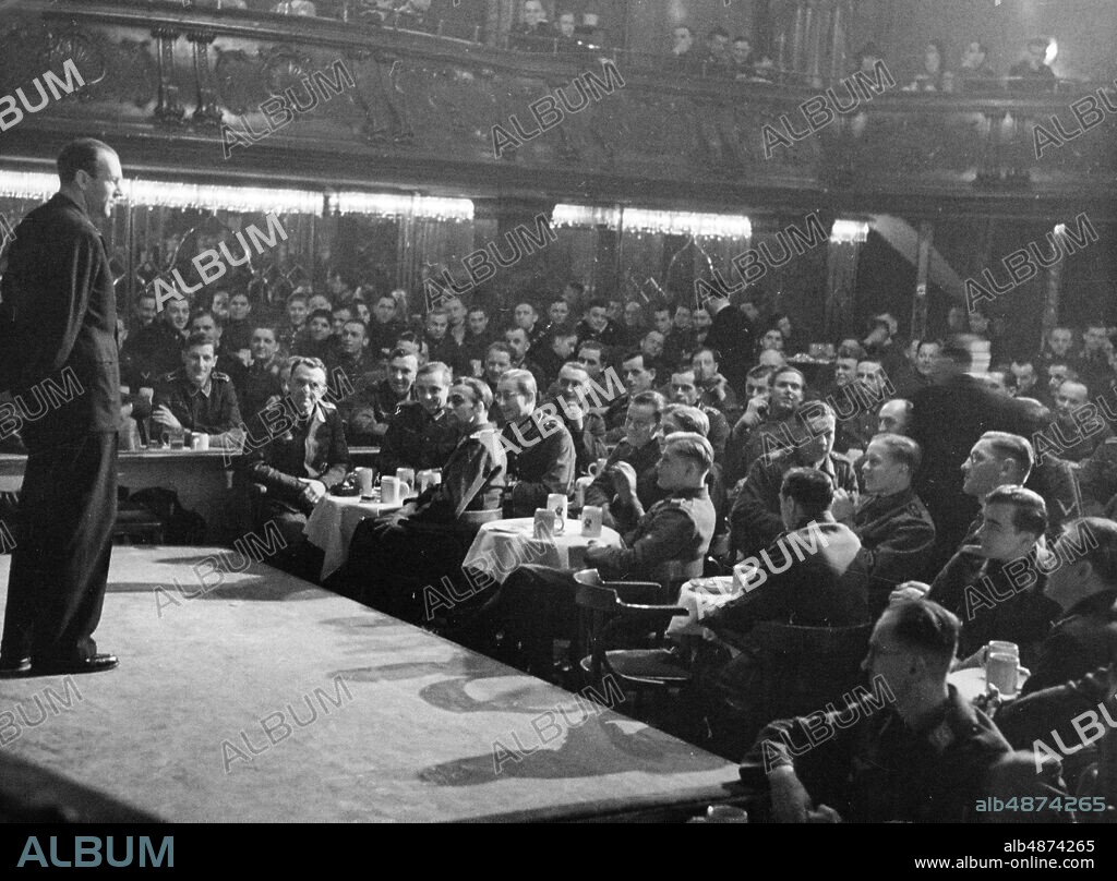 GERMANY BERLIN 1943-04-01. Orig. caption ... NIGHT CABARET BETWEEN TWO ZUGEN Berlin in a central location in the middle of the empire shows a particularly strong throughput of soldiers. (...) A look at the night cabaret during the performance. Günther Schwerkolt, well known to all radio listeners, delivers the impression in his humorous way. Photo: Scherl Bilderdienst / AB Text & Bilder / SVT / Code: 5600 Note. For full text see original. Folder: Germany u.k .: Soldiers at leisure (Usually front pictures from the western front 1939-40) VII: II persons: GÜNTHER SCHWERKOLT sites: GERMANY; BERLIN.