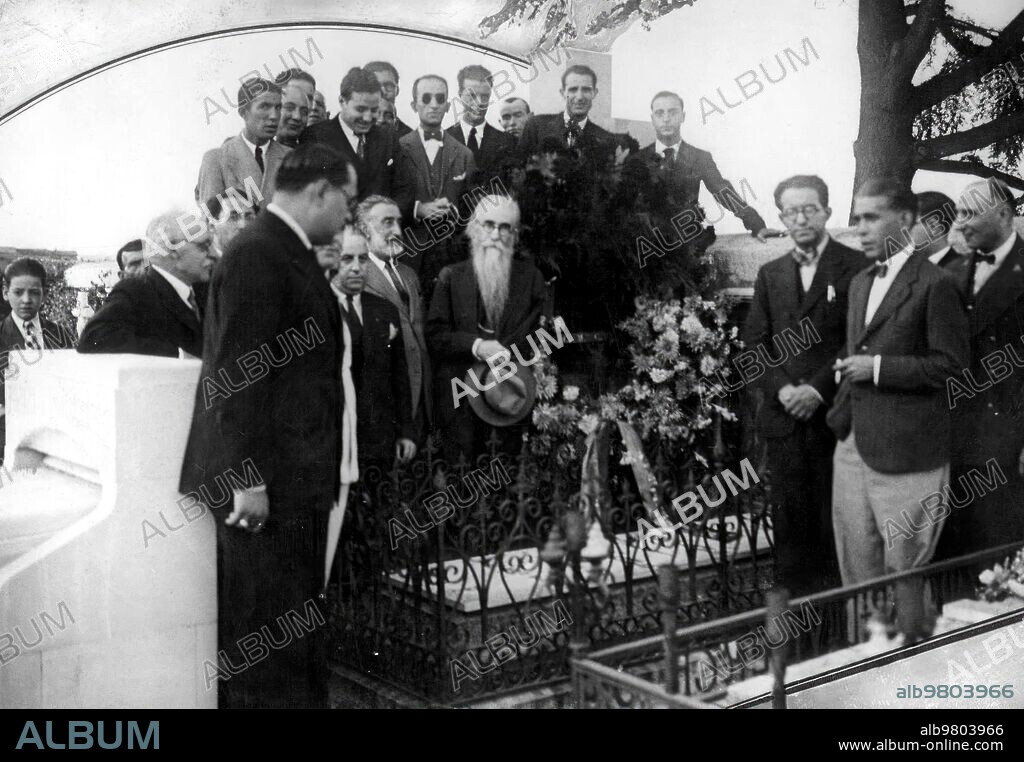 Madrid, 1932. Colocación de flores y coronas en la tumba de Emilio Castelar, con motivo del centenario de su nacimiento. En la fotografía, Ramón María del Valle Inclán y Alfonso Rodríguez Castelao.