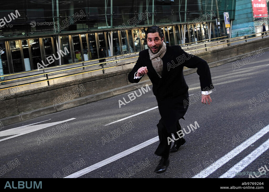 Madrid, 29/02/2016. El abogado Cándido Conde-Pumpido Varela, a la salida de su despacho en la calle Goya 111, evitando ser fotografiado. Foto: De San Bernardo ARCHDC.
