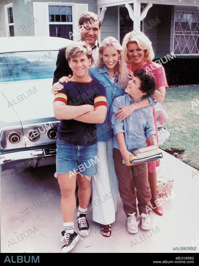 ALLEY MILLS, DAN LAURIA, FRED SAVAGE, JASON HERVEY and OLIVIA D'ABO in THE WONDER YEARS, 1988, directed by ARTHUR ALBERT and PETER BALDWIN. Copyright NEW WORLD TELEVISION.
