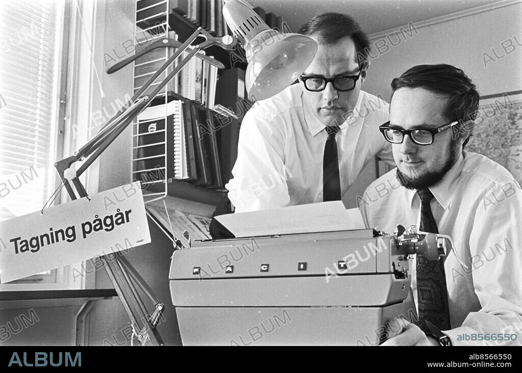 LULEÅ 1968.. Eric Forsgren (tv), dokumentärfilmare och reporter, och brodern Nils Forsgren, författare. Båda är kompanjoner i Forsgren produktion.. Foto: Ulf Stråhle / RiR / SVT / Kod: 5600. Reportage publ. i RiR 14/68 sid. 16-17 inför TV-programmen ""58 Karlsson" och "Den svenska igelkotten".. RiR 19011 sv/v neg.