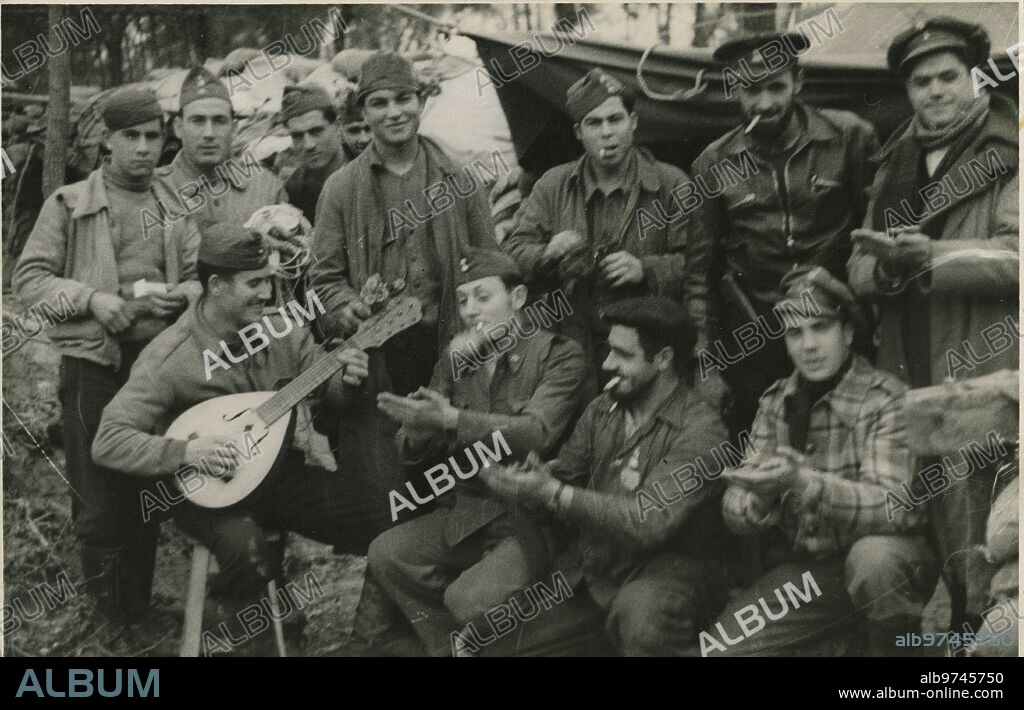 Madrid. 06/02/1937. Los artilleros que defendían la capital de la Republica, celebraban los éxitos de sus baterías cantando coplas en los parapetos.