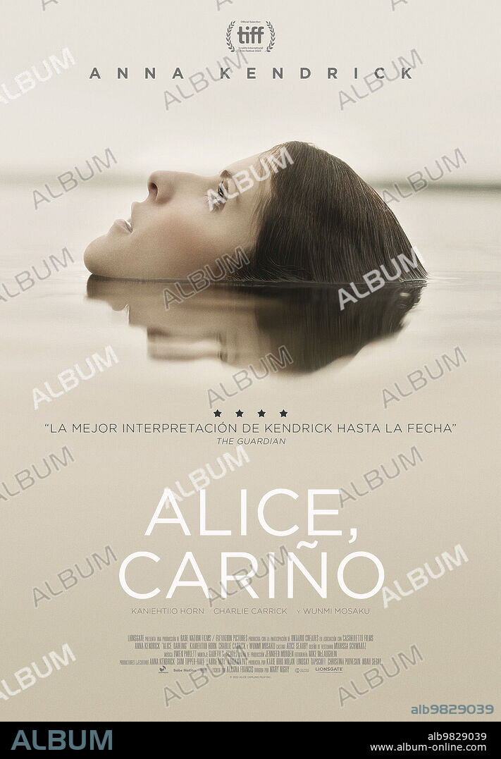ANNA KENDRICK en ALICE, CARIÑO, 2022 (ALICE, DARLING), dirigida por MARY NIGHY. Copyright Babe Nation Films.