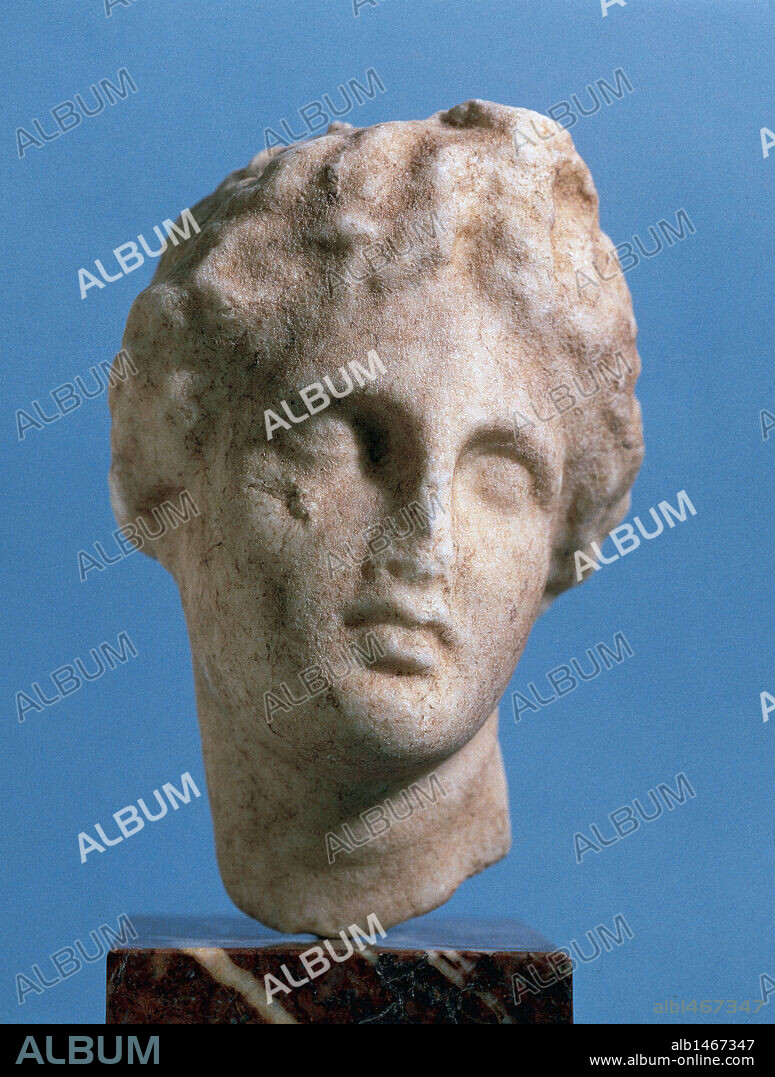 ARTE GRIEGO. ESPAÑA. "CABEZA DE AFRODITA" (La VENUS romana). Diosa griega del amor. Realizada en mármol. Fechada hacia el s. II a. C. Procede de Empuries. Museo Arqueológico de Barcelona. Cataluña.