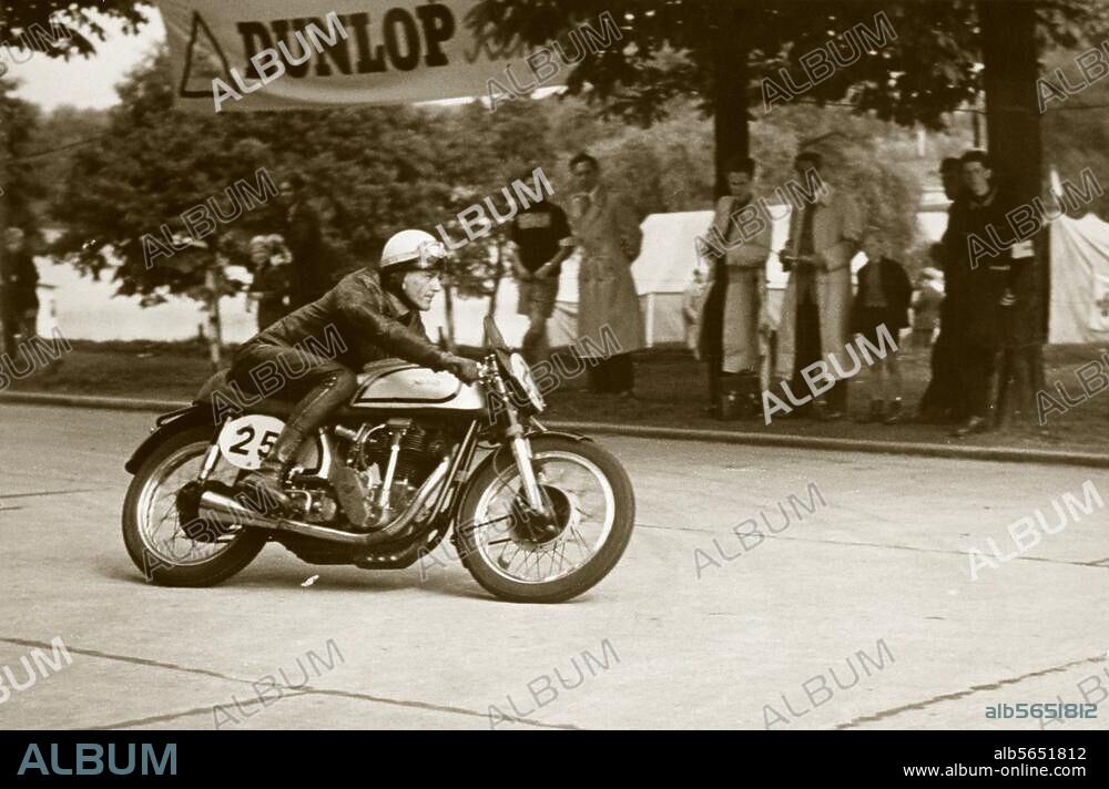 Verkehr / Motorsport / Motorradrennen. Norton-Maschine im Rennen. Foto, o. O. u. J. (Deutschland, Anfang 50er Jahre). Aus einem Photoalbum mit Aufnahmen zum Motorradsport. Frankfurt am Main, Privatsammlung.