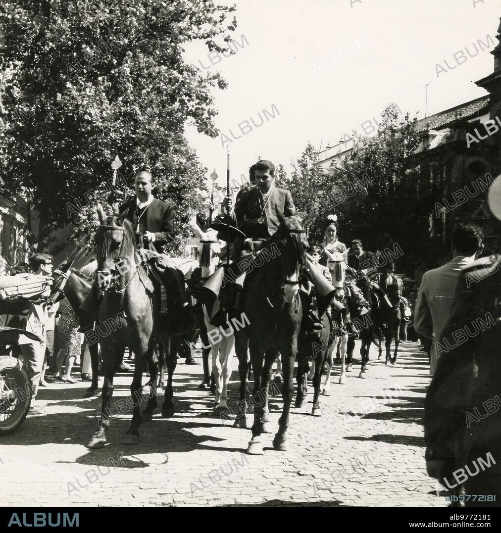 Roció   la hermandad del rocío de Sevilla, de la parroquia del Salvador, Fue Erigida canónicamente el 17 de febrero de 1934 por decreto del cardenal Eustaquio Ilundáin y Esteban. Entre los Promotores se Hallaban José Anastasio Martín, Emilio pardo Bernal, José M. delgado y segundo de Montes Huibroso. La hermandad Fue Erigida Canónicamente, pero el decreto Contenía una cláusula muy Especial: no Podía peregrinar A la ermita de la aldea de Almonte por Pentecostés. En 1950, un grupo de Hermanos, Apoyados con entusiasmo por el cura párroco Andrés Guillén Morales y con la colaboración Estrechísima del abogado José María Domenech Romero, quien fuera hasta su fallecimiento hermano mayor Honorario, Realizaron las Gestiones, no sin Dificultades, para conseguir la autorización Eclesiástica y así peregrinar al Rocío. La Autorización, Siendo cardenal de Sevilla Pedro Segura y Sáenz, Llegó por fin el 30 de abril de 1951. Era hermano mayor Miguel Lasso de la Vega y Marañón. En la Imagen, Caballistas con Varas A la salida de la plaza del Salvador, en la mañana del 26 de mayo de 1966. Era hermano mayor Juan Manuel Moreno Lupiáñez. (foto Serrano).