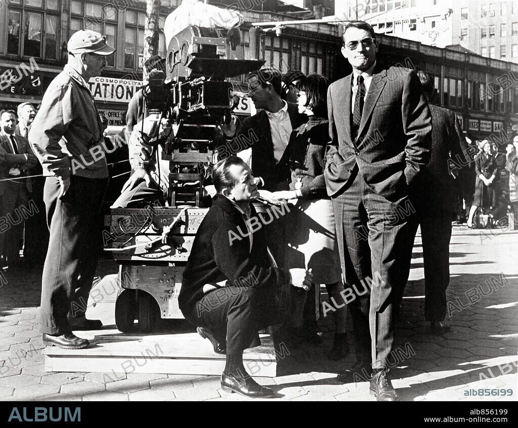 DIANE BAKER, EDWARD DMYTRYK y GREGORY PECK en ESPEJISMO, 1965 (MIRAGE), dirigida por EDWARD DMYTRYK. Copyright UNIVERSAL INTERNATIONAL.