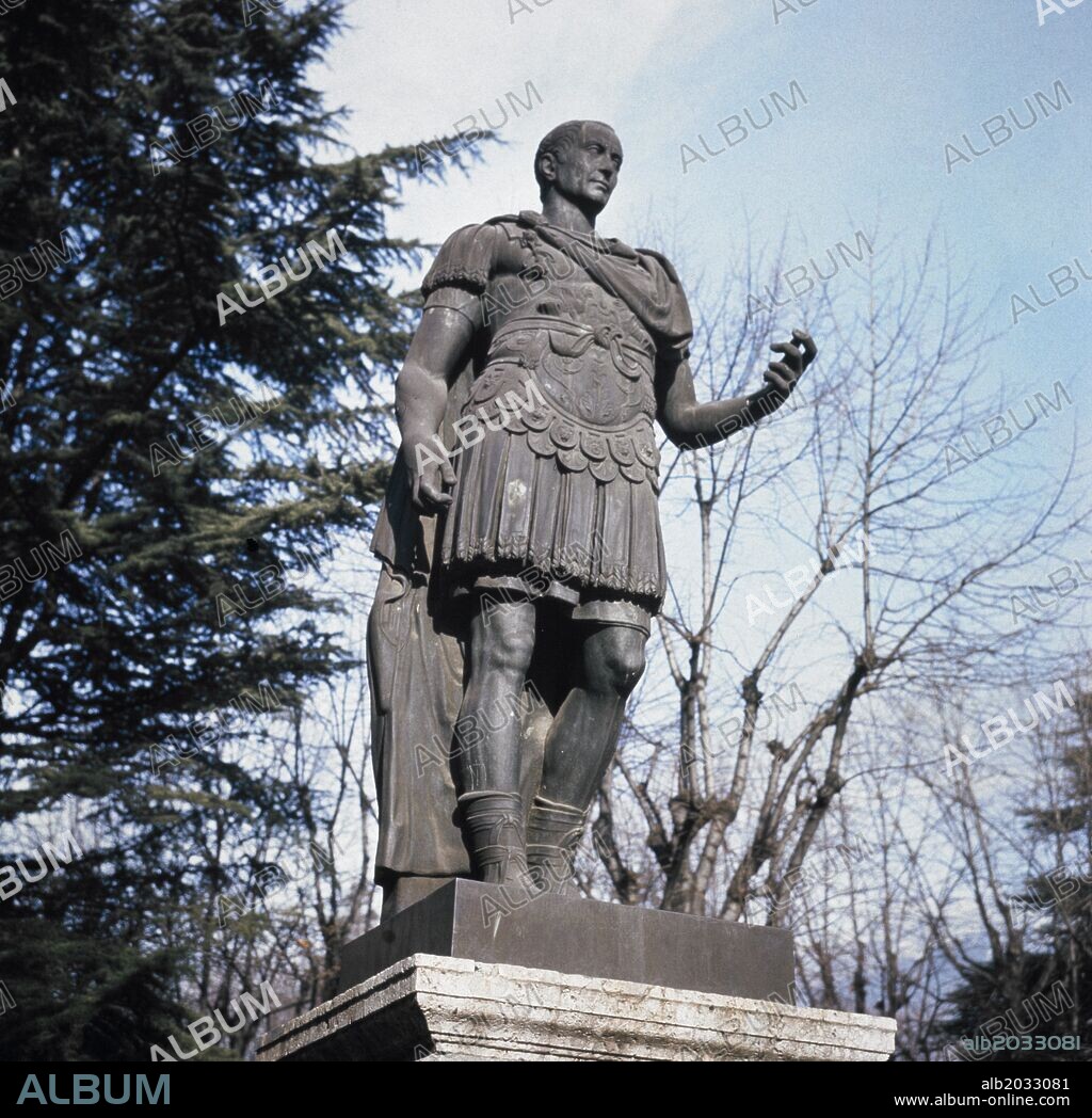 Julio Cesar 12/13.7.100-15.3.44 a.C., estatua de bronce en Aosta, Italia.