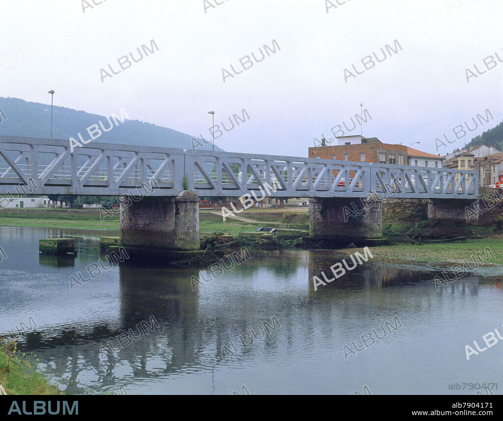 PUENTE SOBRE LA RIA TINA MAYOR-ANTIGUA CARRETERA NACIONAL 634.