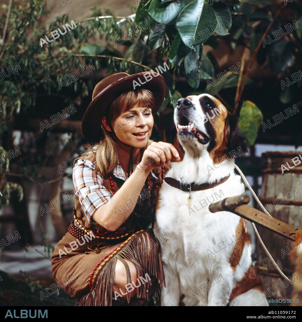 Do you recognize the melody?, music quiz, Germany/Austria 1969 - 1977, broadcast from 1974, participants: actress and singer Cornelia Froboess with dog.