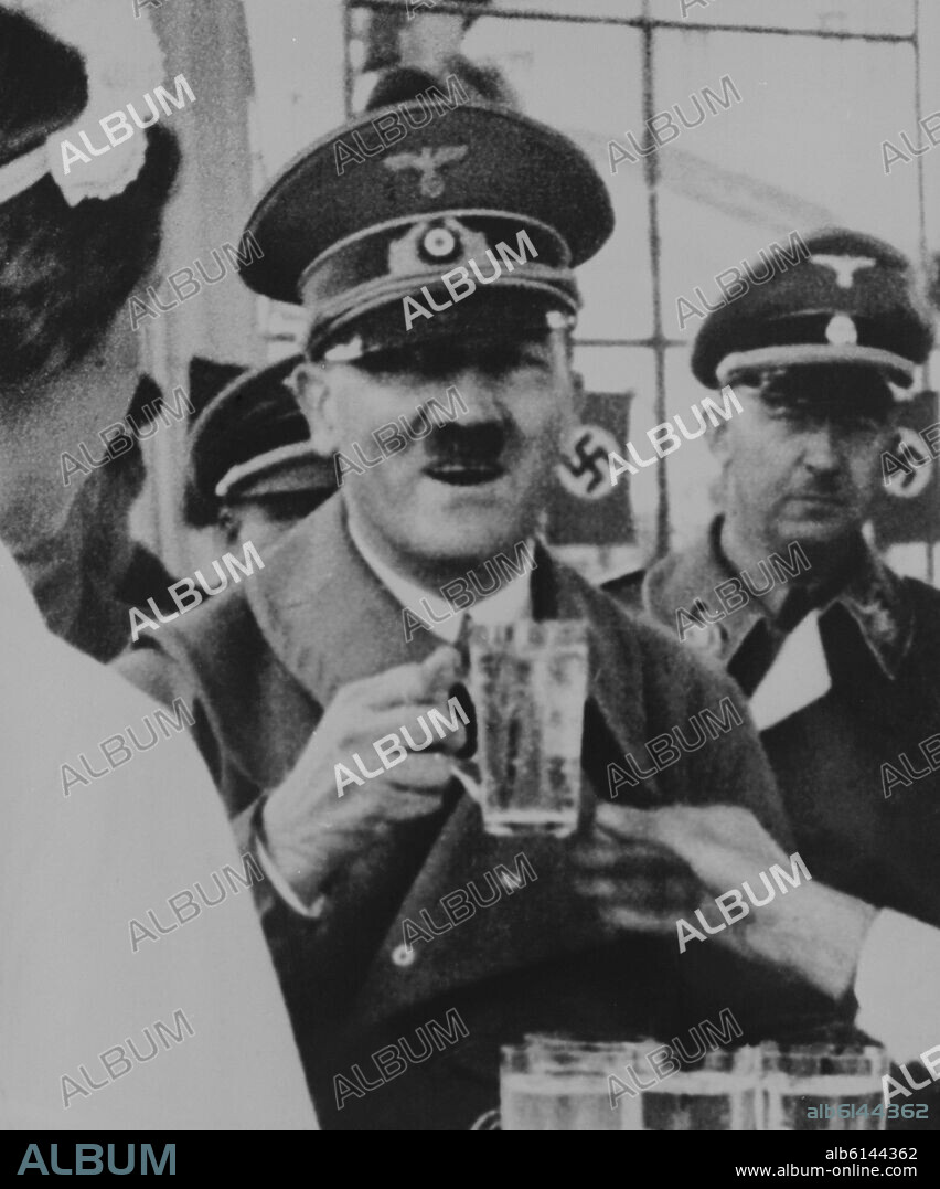 ADOLFO HITLER.