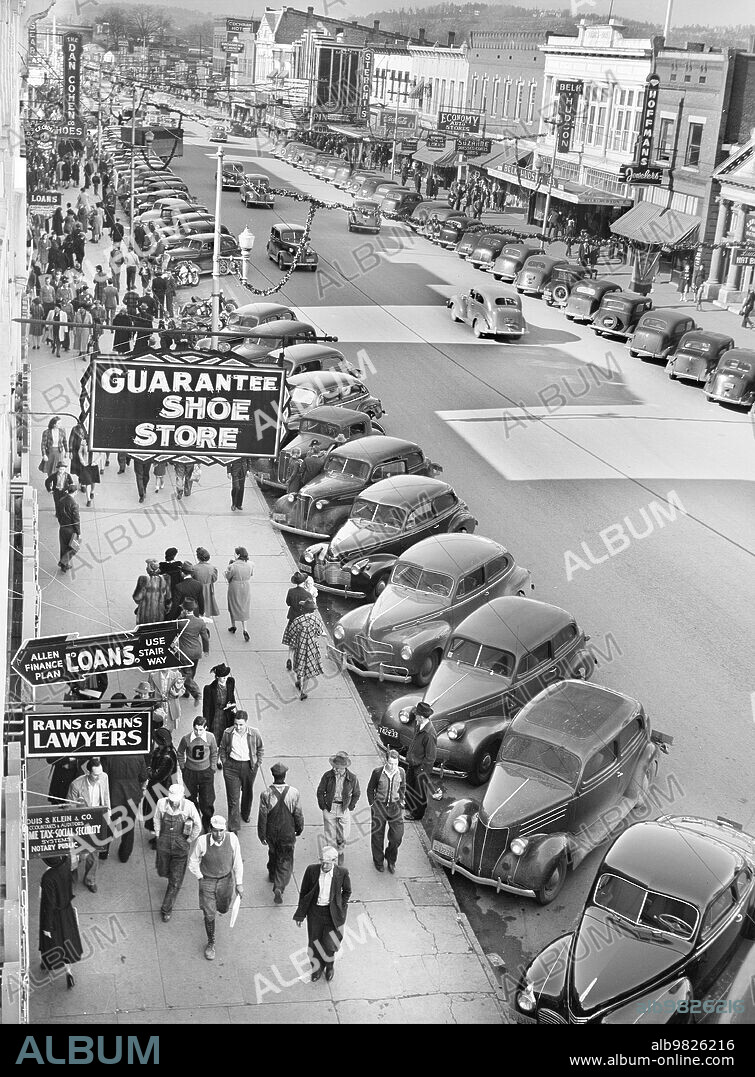 High Angle View Street Scene, Gadsden, Alabama, USA, John Vachon, U.S. Office of War Information, December 1940.