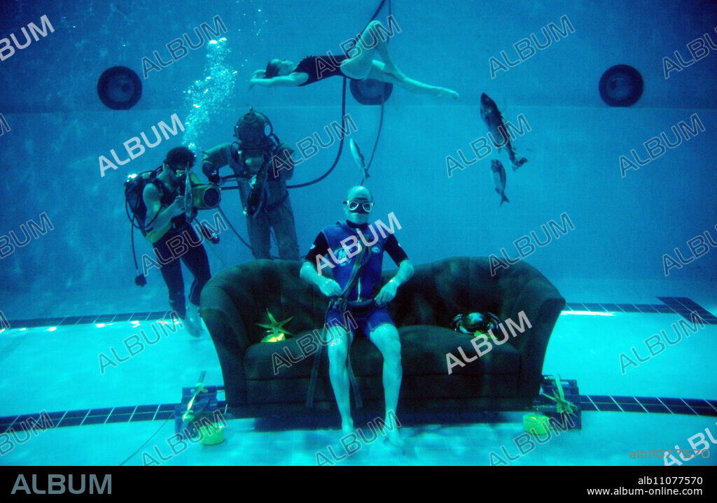 The Red Couch, ZDF entertainment magazine about lifestyles and feelings, the focus is on a red couch, Germany, 1991, in the picture: Michael Bader on the red couch under water, he is the record holder under water with 6:40 minutes without oxygen equipment, is in the Guinness Book of Records.
