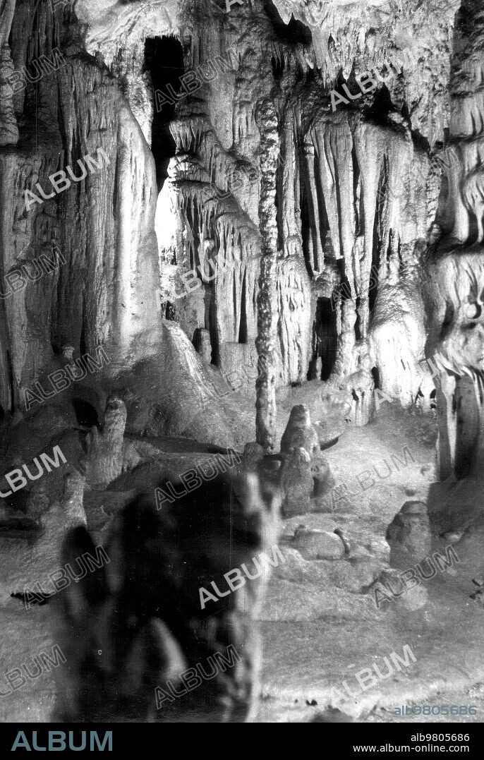 1955. El Esparrago en la sala del pez en la cueva de Pileta (Málaga).