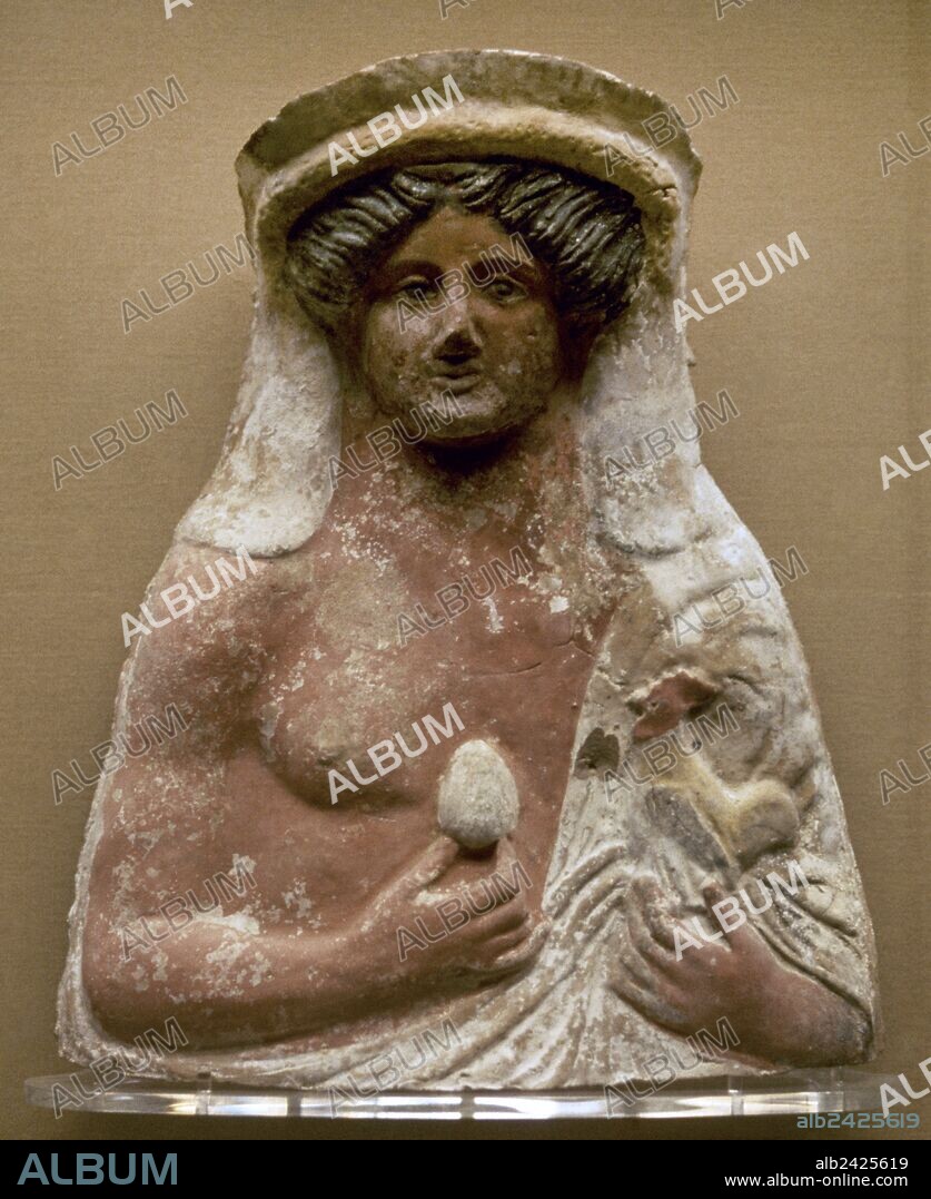 ARTE GRIEGO-PERIODO ARCAICO. GRECIA. TANAGRA. Figurilla de barro utilizada como ofrenda funeraria en la antigua Grecia, especialmente a partir del siglo IV a. C. BUSTO DE DIONISOS sosteniendo como ofrenda un huevo y un gallo, con los rasgos simples y pintados. Pieza procedente de Tanagra, antigua ciudad de Beocia. Datada hacia el 370 a. C. aproximadamente. British Museum. Londres.
