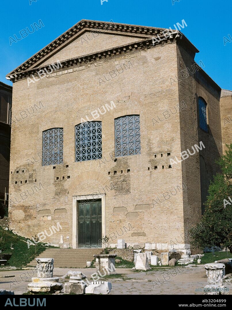 LA CURIA. Lugar de reunión del Senado y centro político de la República romana. Iniciada por Julio César en el 44 a. C, y consagrada por Augusto en el 29 a. C. Vista del edificio, reconstruido por Diocleciano (284-305). Durante la Edad Media se consagró como iglesia. Roma. Italia.