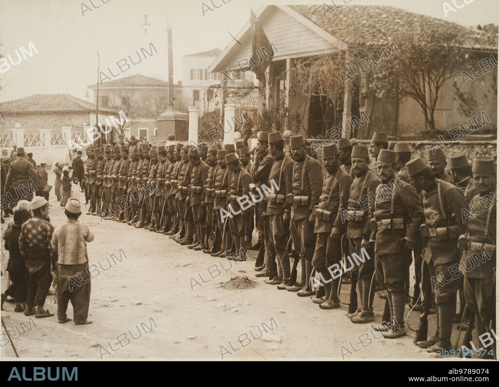 Albania, 1916. La guerra en el oriente europeo. Soldados del ejército regular de Albania, organizados por Essad Baja, en una Plaza de Durazzo.