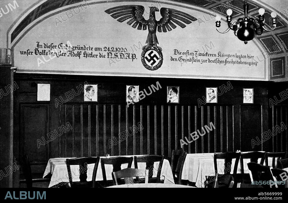 Nationalsozialismus:. NSDAP. Gründung bzw. Umbenennung der Deutschen Arbeiterpartei in NSDAP, am 24. Februar. 1920, im Hofbräuhaus in München.- - Blick in den großen Festsaal des Hofbräuhauses, mit einer Wandmalerei, die an den Gründungstag erinnert.- Foto.