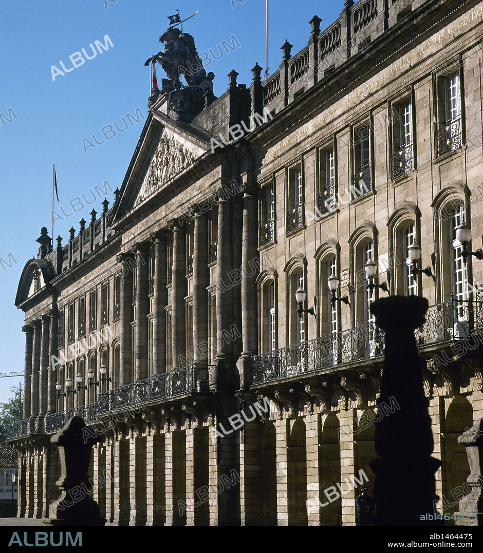 Vista de la fachada del PALACIO DE RAJOY o del Consistorio, actual sede de la XUNTA DE GALICIA. Realizado en el s. XVIII bajo influencia de la arquitectura clásica. Se encuentra en la Plaza del Obradoiro. SANTIAGO DE COMPOSTELA. Provincia de La Coruña. Galicia. España.