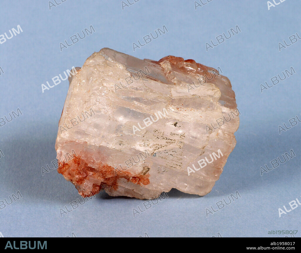 SILVINA. Mineral constituido por cloruro de potasio, monométrico, de sabor amargo. Utilizado como materia prima para la extracción del potasio.