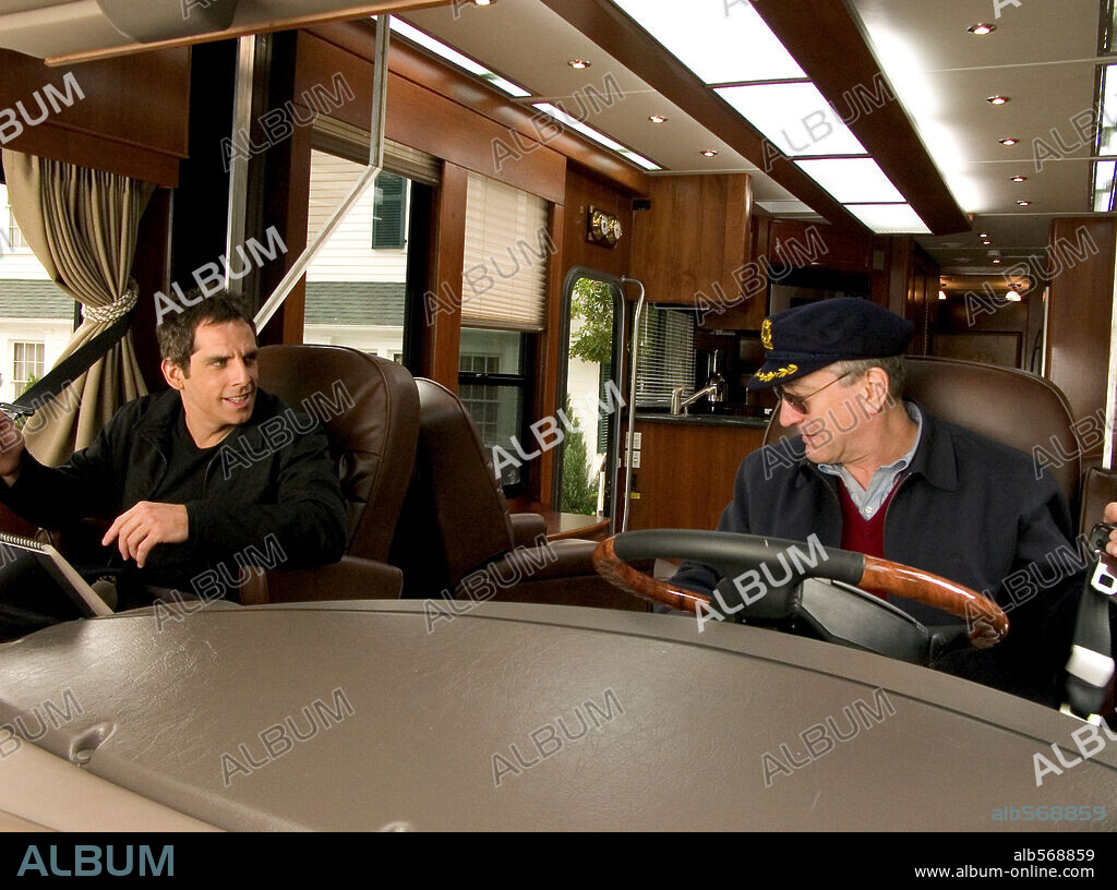 BEN STILLER y ROBERT DE NIRO en LOS PADRES DE ÉL, 2004 (MEET THE FOCKERS), dirigida por JAY ROACH. Copyright DREAMWORKS / BENNETT, TRACY.