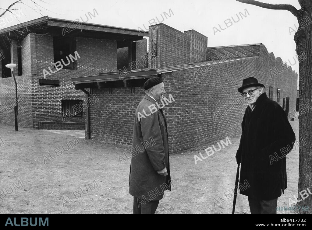 KLIPPAN 1966-12-18. Konstnären Robert Nilsson och arkitekten Sigurd Lewerentz framför Klippans nya kyrka, Sankt Petri kyrka som stod färdig 1966.. Foto: Ingvar Andersson / SCANPIX / Kod: 3. ** SVD OUT **.
