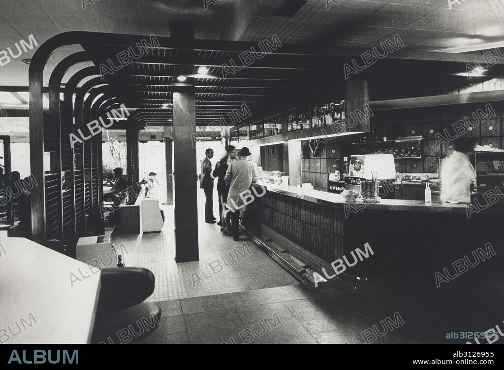 Barcelona. Interior del café-bar Navarra en el Paseo de Gracia. Año 1965.