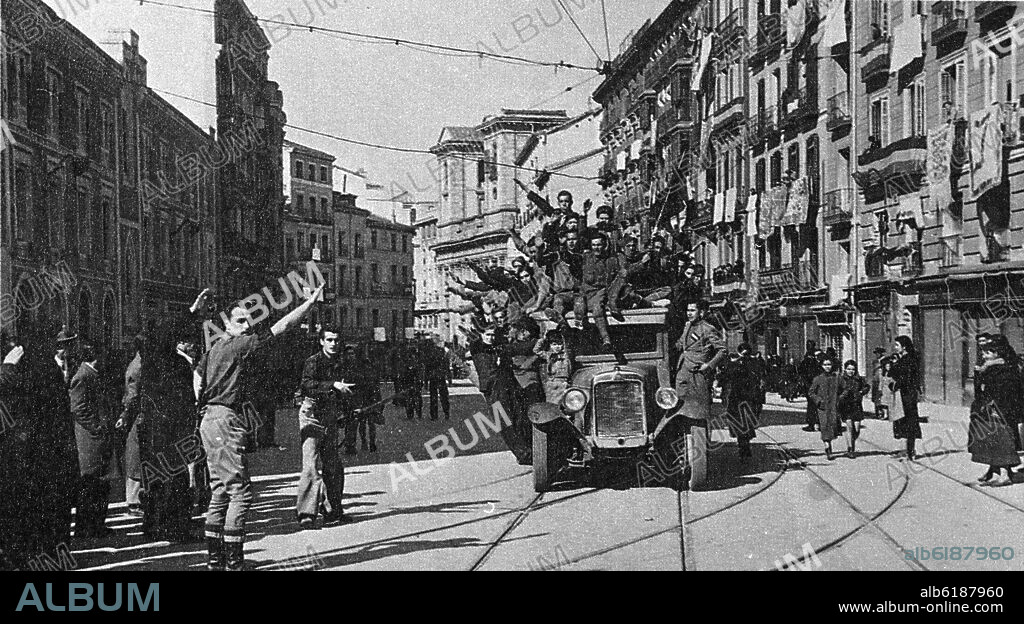 ENTRADA DE LAS TROPAS FRANQUISTAS EN MADRID EL 29 DE MARZO DE 1939, TRAS EL ASEDIO DE TRES AÑOS A LA CIUDAD. PARTE DE LA POBLACION LOS ACLAMA Y SALUDA.