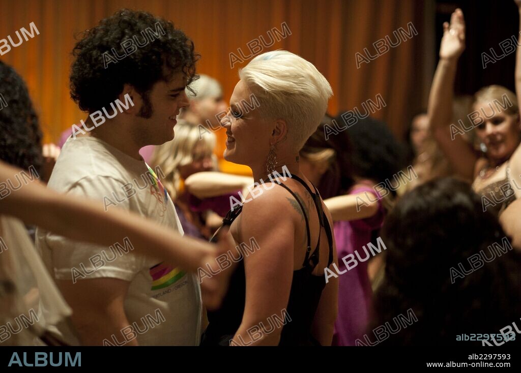 JOSH GAD y pink en AMOR SIN CONTROL, 2012 (THANKS FOR SHARING), dirigida por STUART BLUMBERG. Copyright CLASS 5 FILMS/OLYMPUS PICTURES.