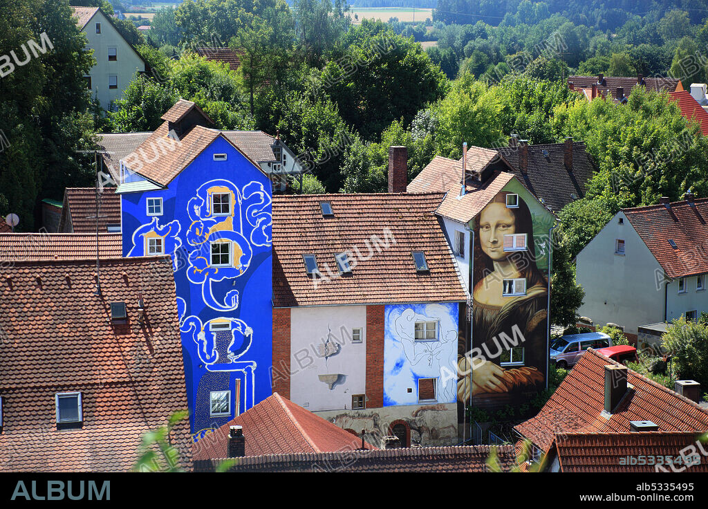 Blauer Turm und Mona Lisa Haus in Hollfeld, Landkreis Bayreuth, Oberfranken, Bayern, Deutschland.