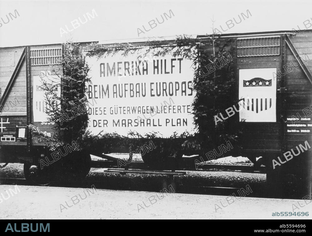 Marshall-Plan. (Am 5.6.1947 vom US-Außenminister George C.Marshall vorgeschlagener Plan zum Wiederaufbau Europas; ab 1948 im Rahmen des Europäischen Wiederaufbauprogramms ERP verwirklicht). - Lieferung von Eisenbahnwaggons an die die Deutsche Reichsbahn, geschmückter Waggon.- Foto, November 1948.