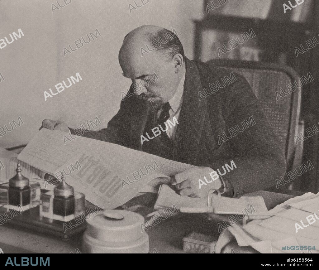 LENIN (1870/1924) LEYENDO EL PERIODICO BOLCHEVIQUE"PRAVDA"("LA VERDAD") - FOTO AÑOS 80.
