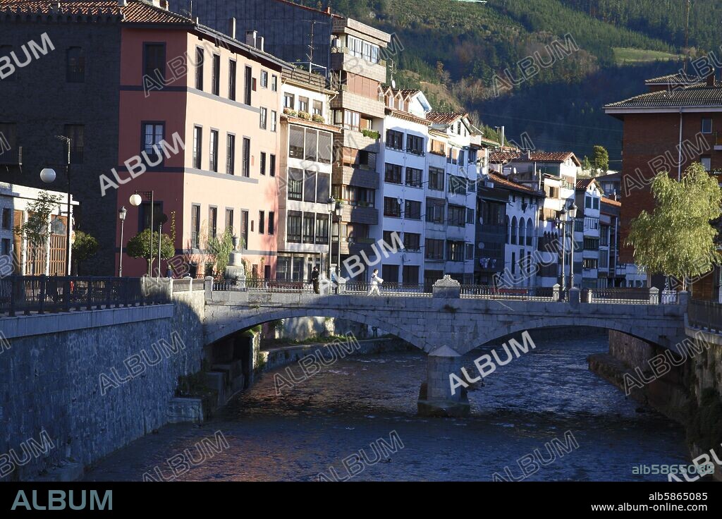 Azkoitia; fachadas, puente y río Urola que cruza el pueblo.