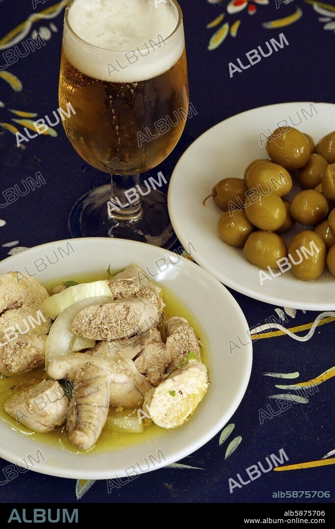 Bar "Aquí Jerez" (calle Cea Bermudez); bar de tapas de ambiente andaluz; tapa de huevas de merluza y olivas.