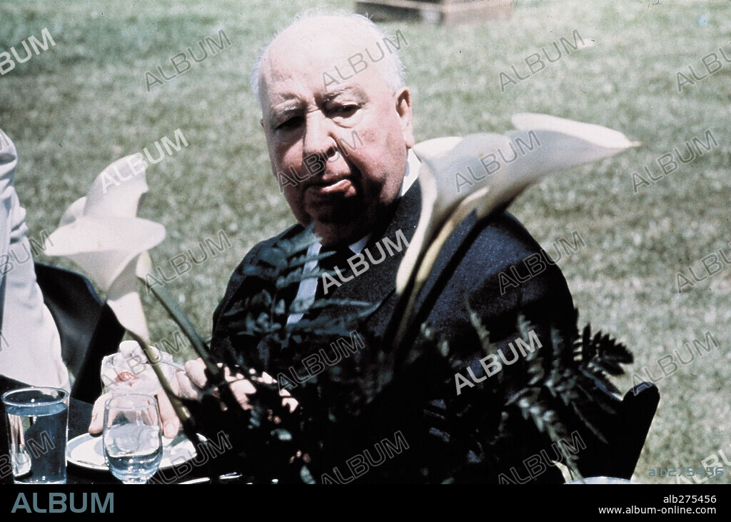 ALFRED HITCHCOCK en LA TRAMA, 1976 (FAMILY PLOT), dirigida por ALFRED HITCHCOCK. Copyright UNIVERSAL PICTURES.